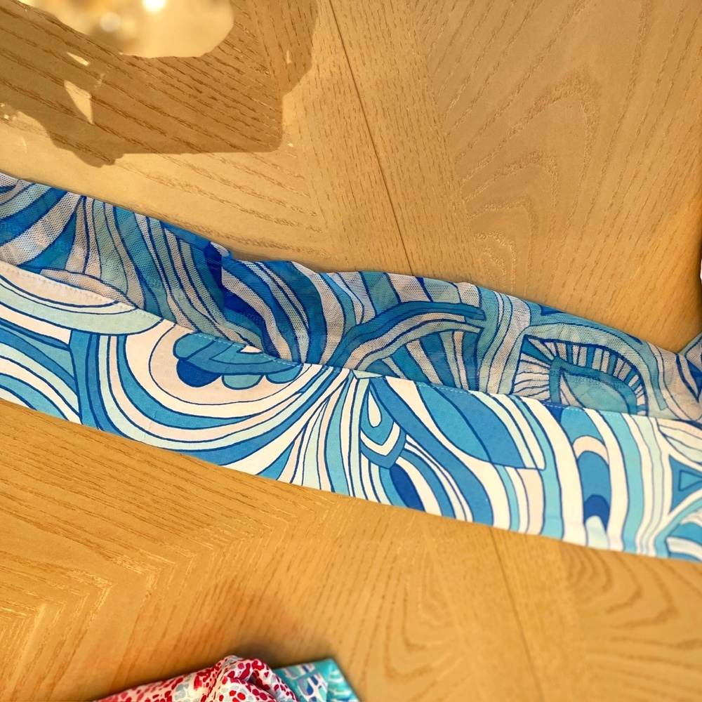 IBKUL Women’s Long Sleeve Crew neck Top, Size L.  Blue and white scroll design